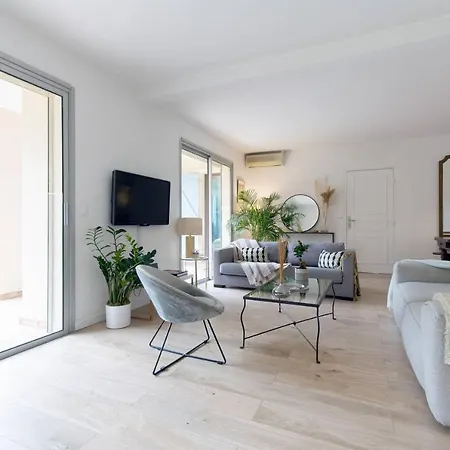 Perfect Family House In Cap D'antibes With Tennis Court Вилла Антиб